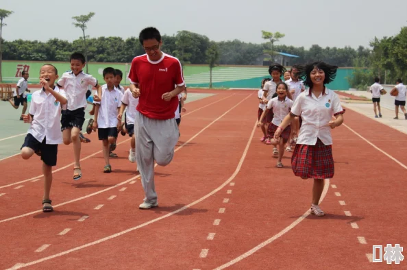 长白光阴渺渺体育课抓单杠：在这段时光中，学生们通过单杠锻炼身体，感受青春的活力与坚持的重要性