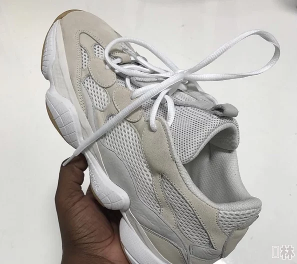 yeezy380蜜桃粉满，网友热议：这款鞋的配色真是太吸引人了，穿上后感觉整个人都亮了起来！