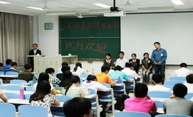 把数学课代表按在桌子上抄：探讨课堂管理与学生互动对学习效果的影响及其心理学分析