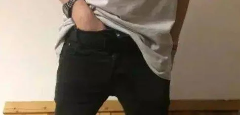 把手伸到裤裆慢慢揉搓的视频：相关视频引发热议，网友讨论其背后的文化现象与社会影响