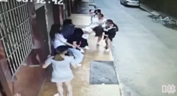 日本街头揉捏胸6分钟视频引发热议，网友讨论道德与法律界限，相关部门已介入调查处理情况